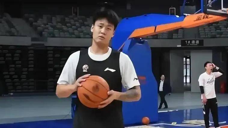 包含转折点浙江队完成体检；欧联今晚攻防权衡；压力陡增；阵容厚度经受考验的词条星空下载